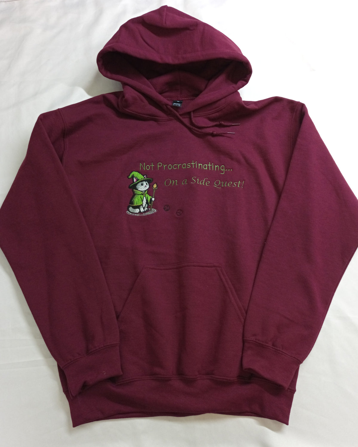 Quête secondaire - Sweat à capuche vert et blanc sur fond bordeaux