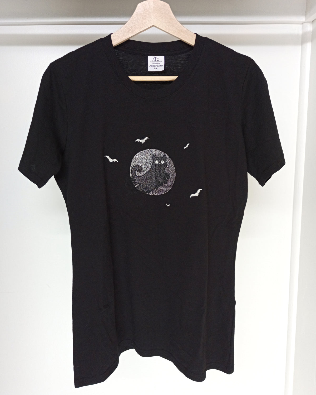 Ombre de lune - Fil argent et noir sur sweat à capuche noir