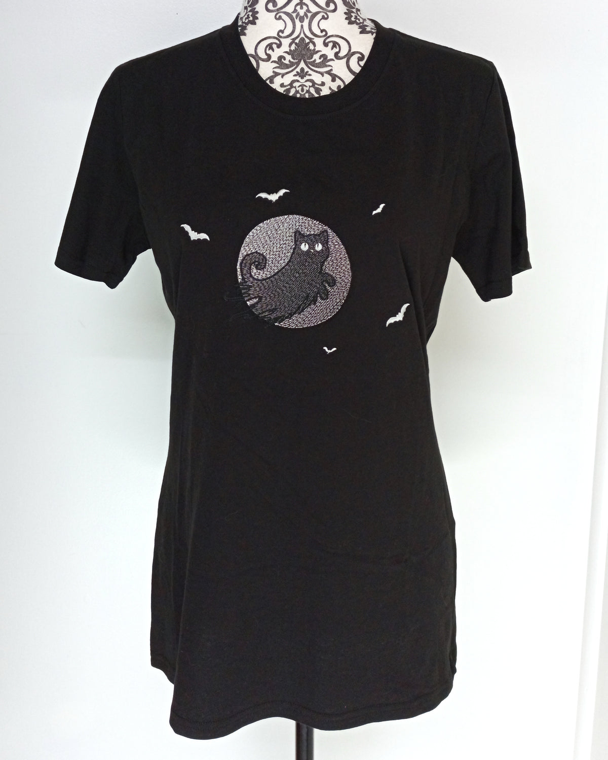 Ombre de lune - Fil argent et noir sur sweat à capuche noir