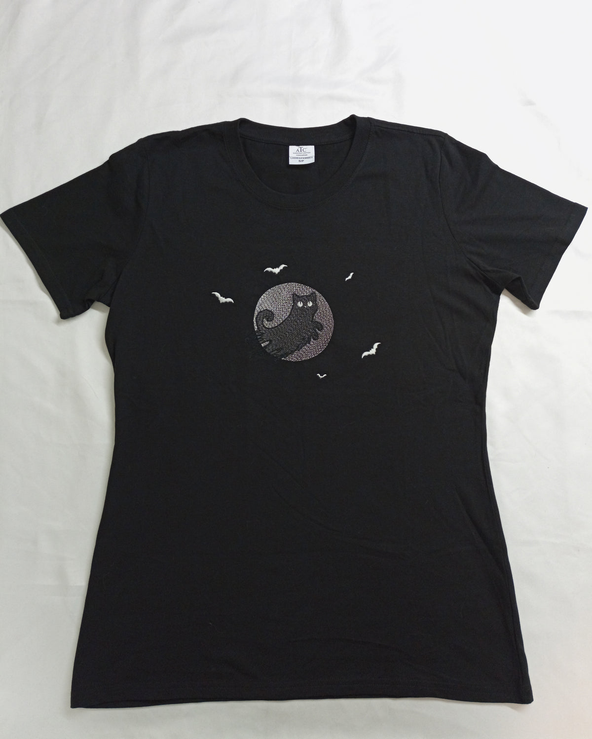 Ombre de lune - Fil argent et noir sur sweat à capuche noir