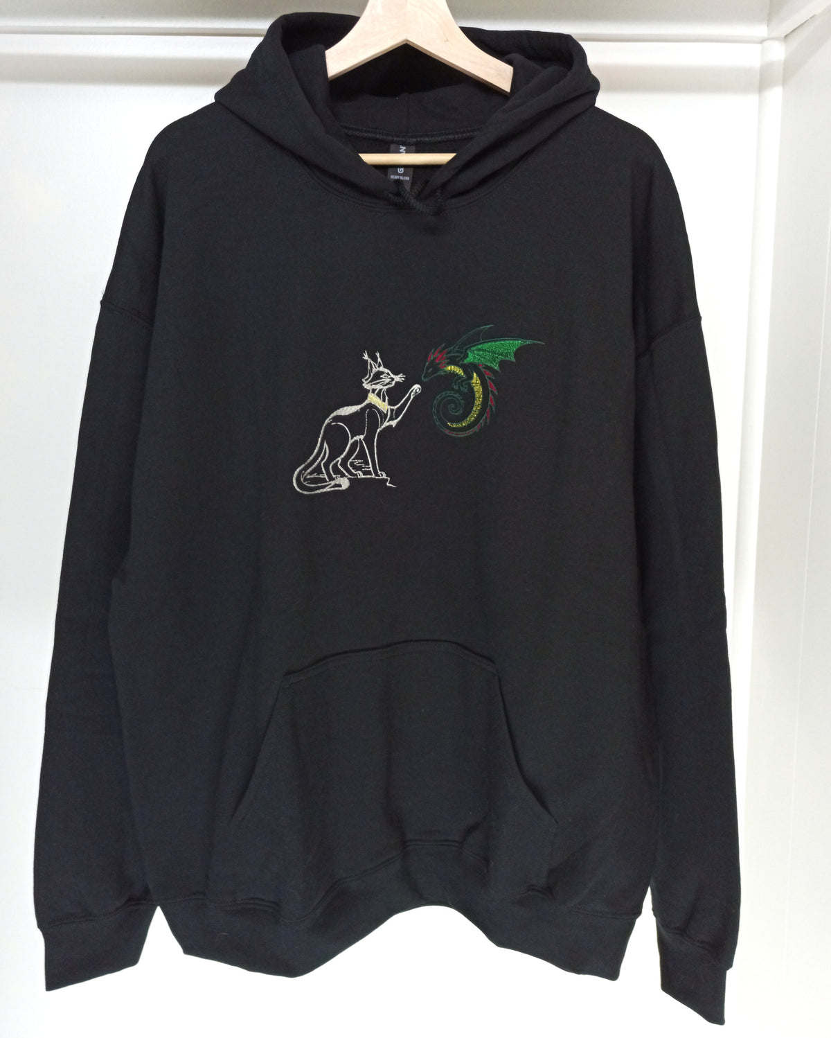 Dragon amical - Blanc et vert sur sweat à capuche noir