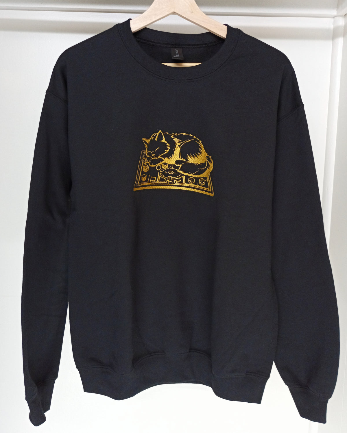 Plateau de jeu - Hoodie noir avec motif doré foncé