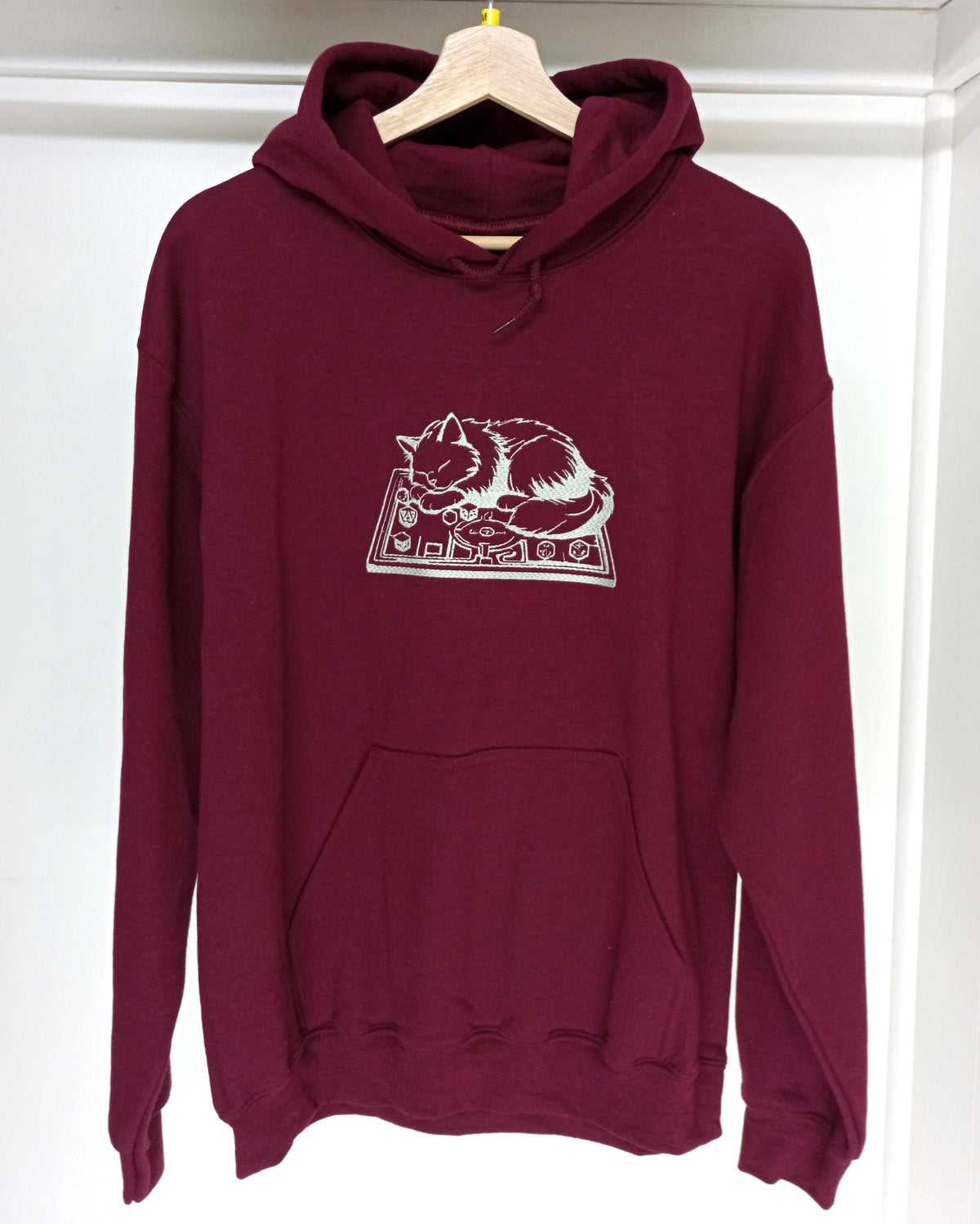 Plateau de jeu - Sweat à capuche blanc sur bordeaux