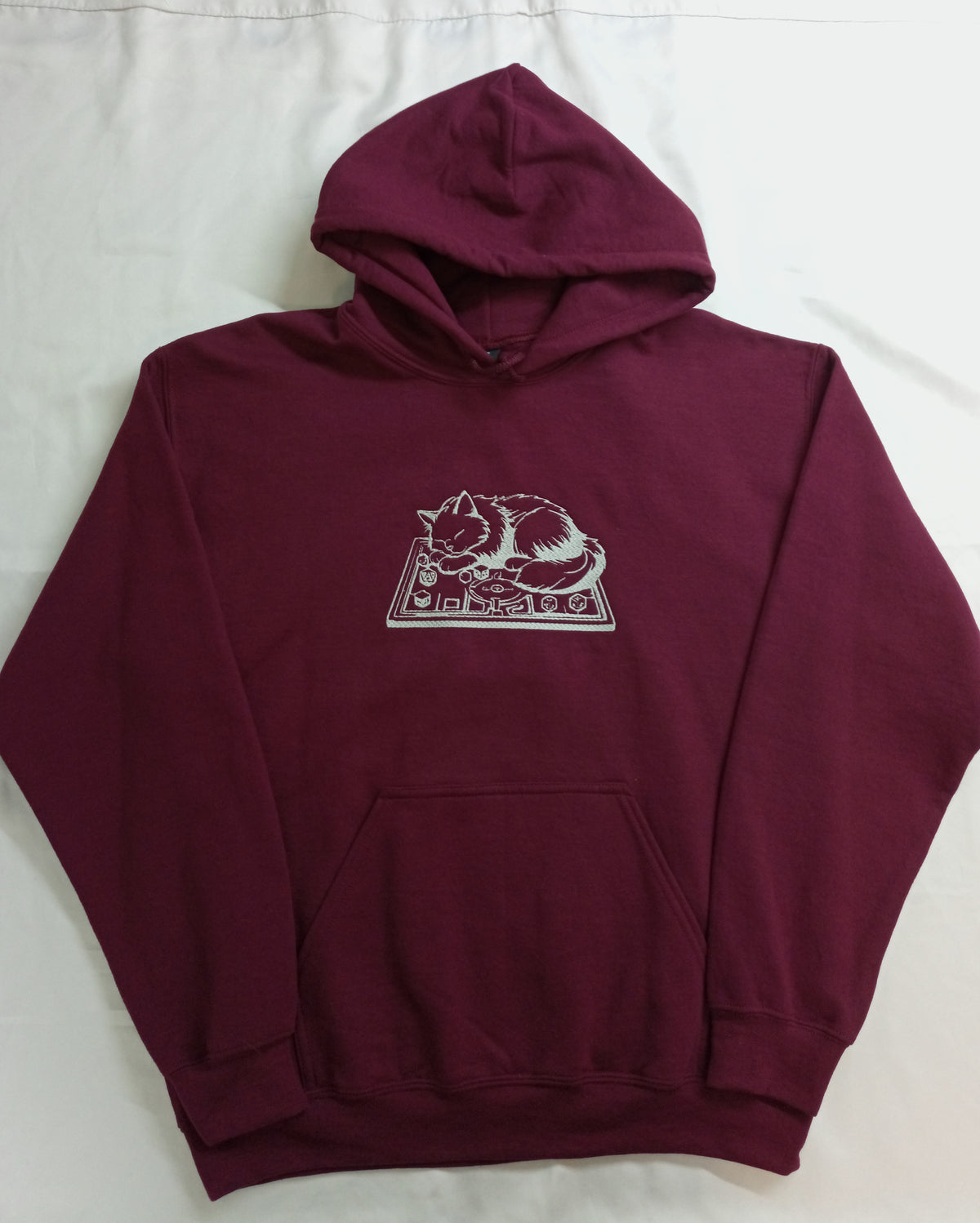 Plateau de jeu - Sweat à capuche blanc sur bordeaux