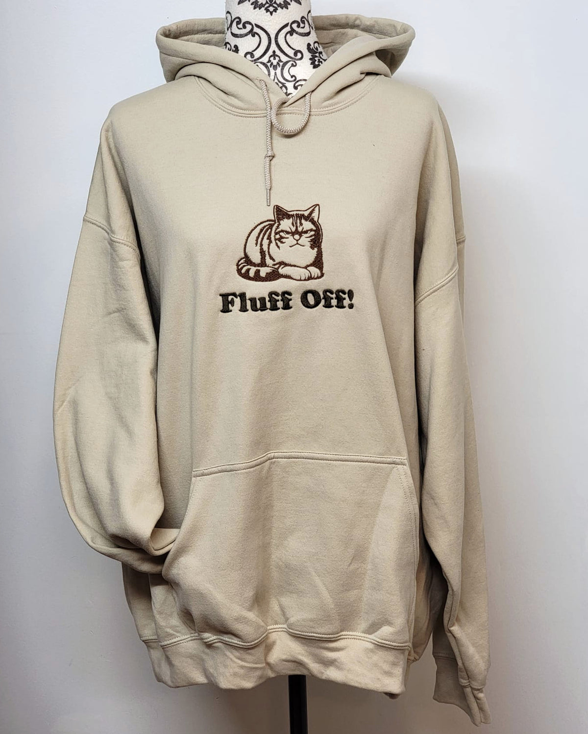 Peluche, dégage ! - Fil marron sur sweat à capuche beige